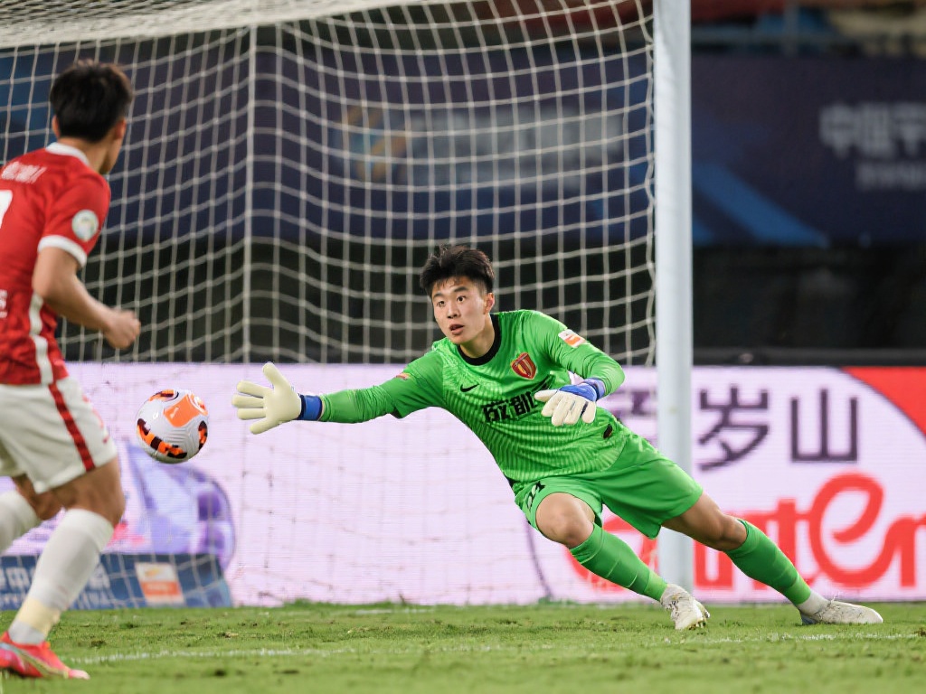 韩佳奇不仅表现出了顶级门将的实力，还展现